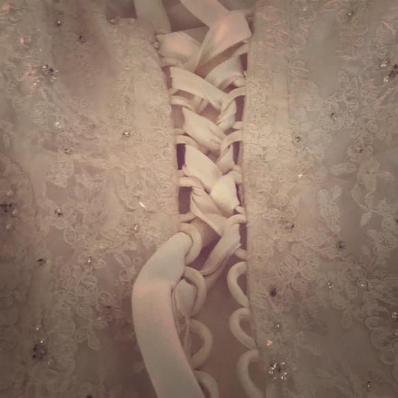 Wedding dress - Picture 1 of 3